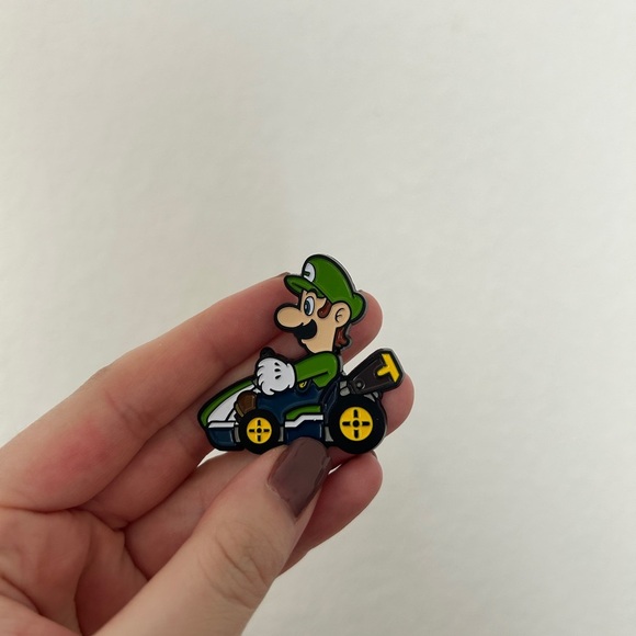 Luigi Nintendo Collector Pin Super Mario Kart Power A, Series 2- NEW - Picture 1 of 3